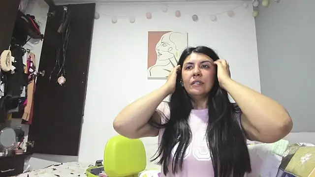 Snapshot of aisha_latina chatting on December 6, 2024, 12:02 am aisha latina online show from December 6, 2024, 12:02 am