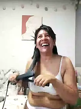 Snapshot of aisha_latina chatting on December 21, 2024, 11:45 pm aisha latina online show from December 21, 2024, 11:45 pm
