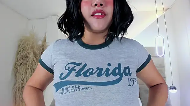 ValerieDiaz  online show from October 4, 2025, 12:25 pm