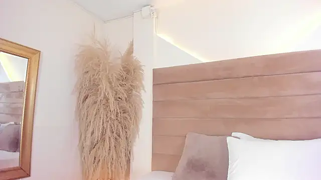 ValerieDiaz  online show from November 5, 2025, 12:05 pm