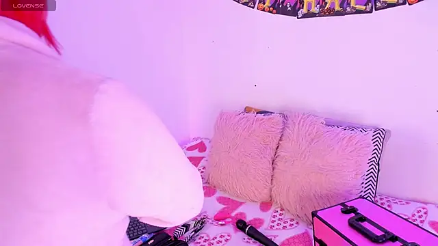 SophieRossi online show from October 8, 2025, 1:09 pm