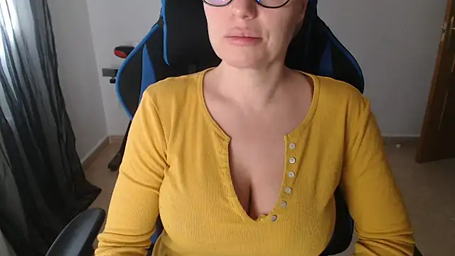 LARACRUZ30 online show from March 3, 2026, 4:46 pm