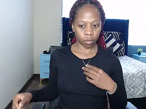 QUEENMANDYY online show from June 18, 2026, 9:25 am