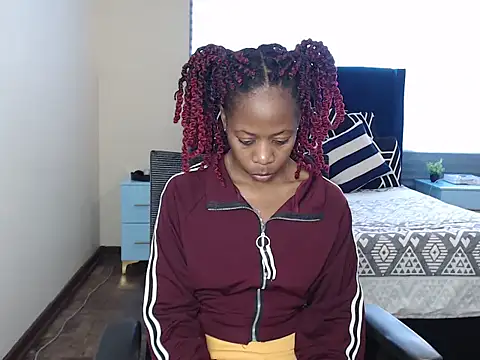QUEENMANDYY online show from June 25, 2026, 6:18 am