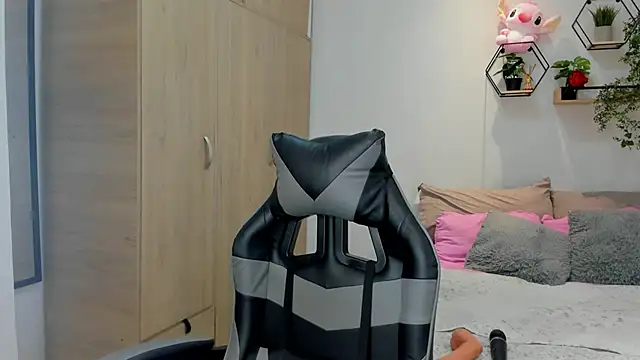 lara rose1 online show from November 12, 2025, 7:20 am