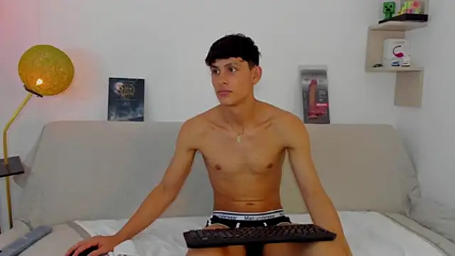 Snapshot of logan_thomas chatting on October 24, 2025, 10:22 am logan thomas online show from October 24, 2025, 10:22 am