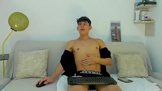 Snapshot of logan_thomas chatting on December 21, 2025, 8:05 pm logan thomas online show from December 21, 2025, 8:05 pm