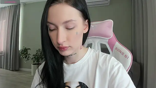 JenniferQueen11 online show from October 16, 2025, 6:36 am