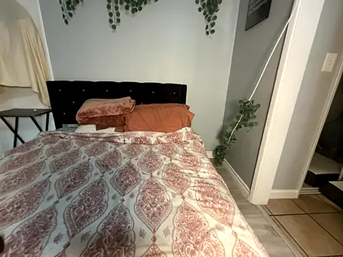 linalooove online show from October 28, 2025, 6:32 pm