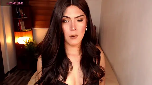 SweetieZeveey  online show from May 19, 2026, 2:40 am