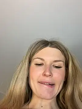 AngelMiaM online show from April 5, 2026, 7:33 pm