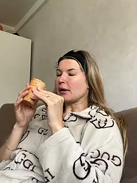 AngelMiaM online show from April 27, 2026, 7:28 am