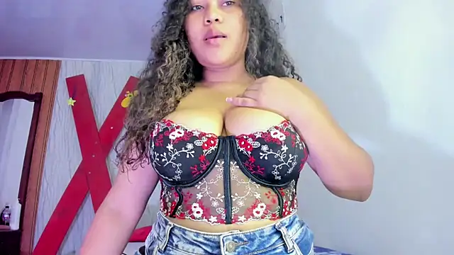 Lunastar02 online show from April 26, 2026, 1:53 pm