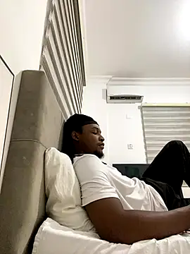 Snapshot of finefinance chatting on October 8, 2025, 7:00 pm finefinance online show from October 8, 2025, 7:00 pm