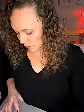 AuroraSummers online show from November 3, 2025, 3:46 pm