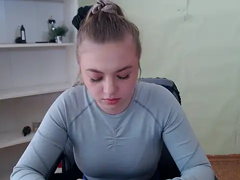 Snapshot of CrazyGloria chatting on March 6, 2025, 9:14 am CrazyGloria online show from March 6, 2025, 9:14 am