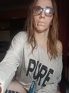 Snapshot of Dettybitch40 chatting on December 19, 2025, 7:21 pm Dettybitch40 online show from December 19, 2025, 7:21 pm