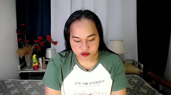 Snapshot of bettina_love chatting on December 3, 2024, 8:27 am bettina love online show from December 3, 2024, 8:27 am