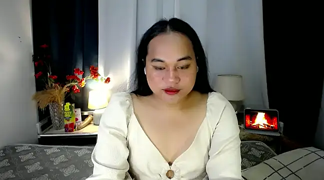 Snapshot of bettina_love chatting on December 9, 2024, 8:44 am bettina love online show from December 9, 2024, 8:44 am