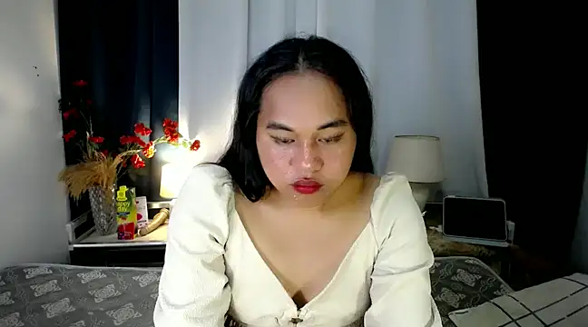 Snapshot of bettina_love chatting on December 9, 2024, 2:17 pm bettina love online show from December 9, 2024, 2:17 pm