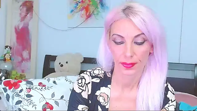 HoneyLara online show from October 9, 2025, 8:18 pm