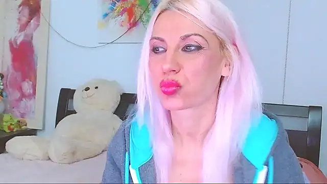 Snapshot of HoneyLara chatting on November 28, 2025, 8:11 pm HoneyLara online show from November 28, 2025, 8:11 pm