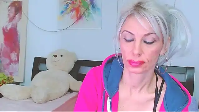 Snapshot of HoneyLara chatting on December 20, 2025, 7:10 pm HoneyLara online show from December 20, 2025, 7:10 pm