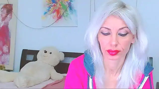 Snapshot of HoneyLara chatting on December 21, 2025, 10:28 pm HoneyLara online show from December 21, 2025, 10:28 pm