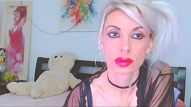 Snapshot of HoneyLara chatting on January 11, 2026, 11:43 pm HoneyLara online show from January 11, 2026, 11:43 pm