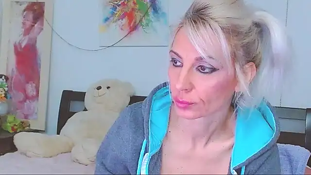 Snapshot of HoneyLara chatting on January 15, 2026, 1:43 am HoneyLara online show from January 15, 2026, 1:43 am