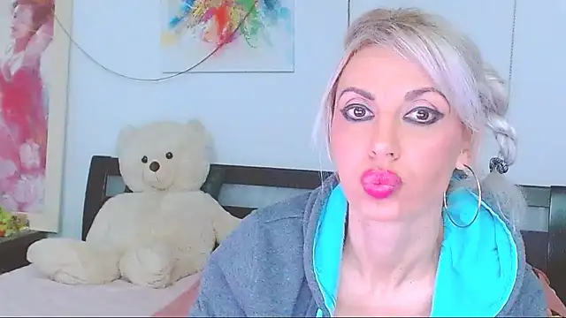 HoneyLara online show from February 28, 2026, 7:37 pm