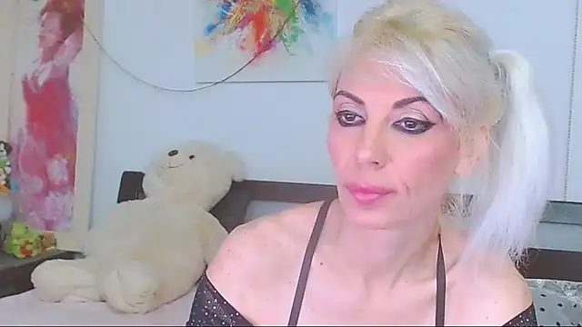 HoneyLara online show from May 10, 2026, 7:52 pm