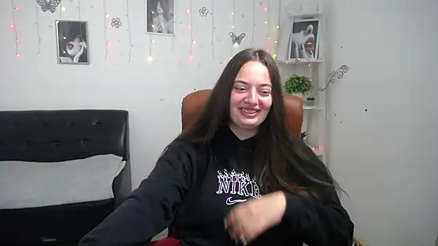 Snapshot of MilanaPrice chatting on October 5, 2025, 5:17 am MilanaPrice online show from October 5, 2025, 5:17 am