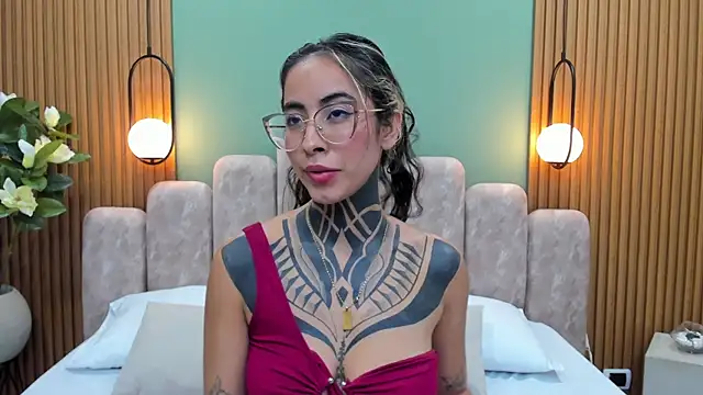 NicoleBlum online show from March 11, 2025, 10:20 pm