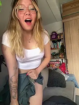 Darling XXX online show from April 3, 2026, 6:39 pm