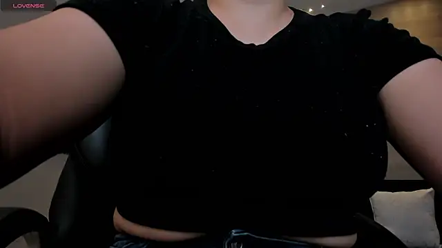 Snapshot of MartinnaBonnet chatting on February 1, 2025, 10:26 am MartinnaBonnet online show from February 1, 2025, 10:26 am