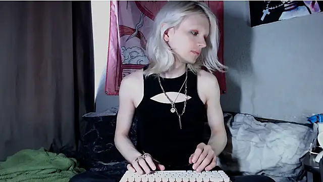 Alien Bella online show from July 22, 2026, 1:36 pm