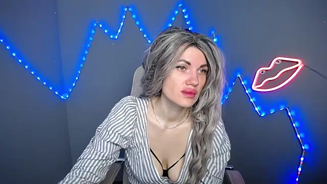 Snapshot of MilaLoona chatting on April 19, 2026, 6:02 am MilaLoona online show from April 19, 2026, 6:02 am
