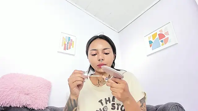 miss soffi  online show from November 6, 2025, 12:17 pm