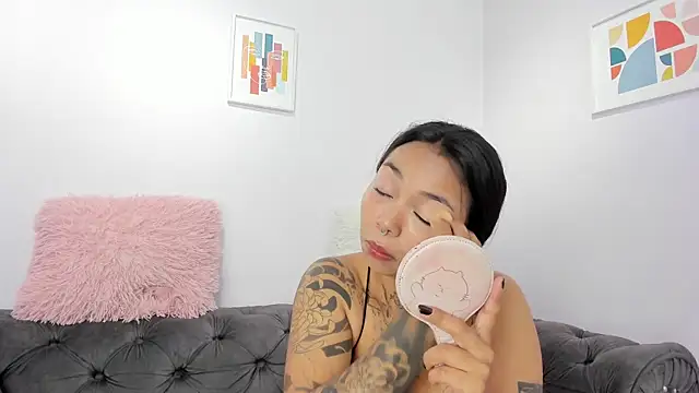 miss soffi  online show from November 24, 2025, 12:16 pm