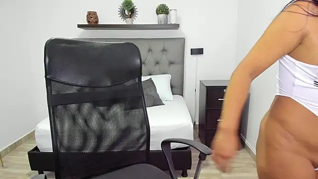 Snapshot of isabella_florez chatting on December 27, 2024, 3:15 pm isabella florez online show from December 27, 2024, 3:15 pm