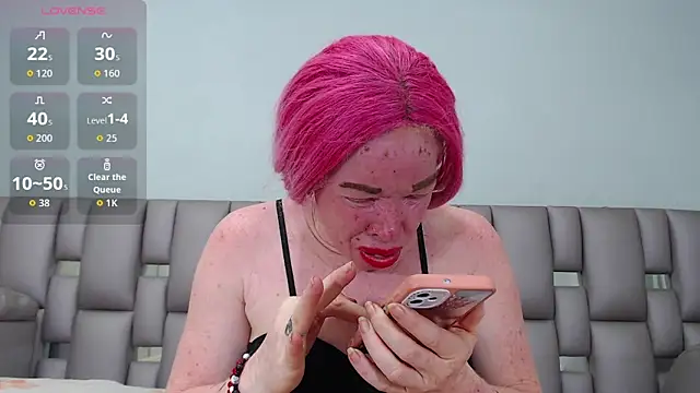 Kittywhiteass online show from November 7, 2025, 1:16 am