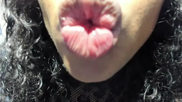 Snapshot of Niyirey1 chatting on April 28, 2026, 1:05 pm Niyirey1 online show from April 28, 2026, 1:05 pm