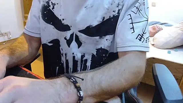 Snapshot of KmlBI26 chatting on October 28, 2025, 7:05 pm KmlBI26 online show from October 28, 2025, 7:05 pm