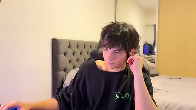 Snapshot of SasukeUhchiaa chatting on March 19, 2025, 12:37 am SasukeUhchiaa online show from March 19, 2025, 12:37 am