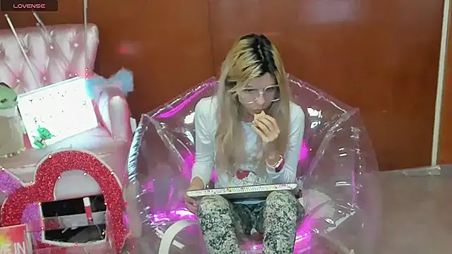 Skinygirl online show from February 26, 2026, 10:20 pm