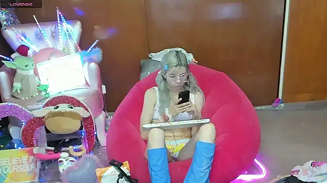 Skinygirl online show from May 20, 2026, 12:06 am