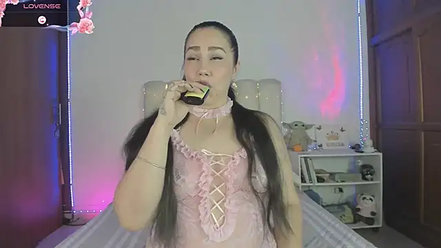 Snapshot of yelenaowens chatting on May 22, 2026, 1:24 am yelenaowens online show from May 22, 2026, 1:24 am