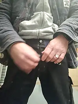 Xcoquinx online show from November 21, 2025, 9:41 am