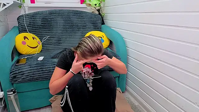 Misss Vikk online show from November 21, 2025, 6:56 am